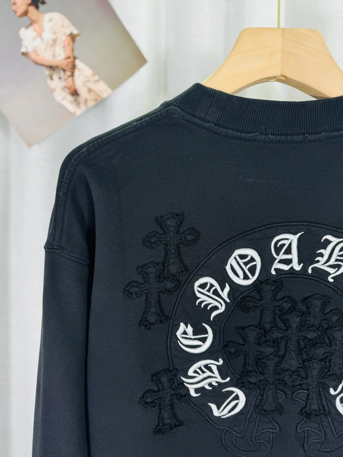 P280 top version, real shot without P, ​​different from market currency) 𝗖𝗵𝗿𝗼𝗺𝗲 𝗛𝗲𝗮𝗿𝘁𝘀/Cro Heart 2025 washed patch embroidery autumn and winter new original single counter American laser burnt 3D three-dimensional color embroidery couple casual sweatshirt 👑The highest version! Customized fabric 430g tripe terry fabric! American acid-washed and distressed original fabric laser burnt ✟appliqué embroidery and exquisite embroidery of letters! The best-selling model in the counter, very comfortable to wear. Accessories: original molded and authenticated collar label➕100% silk wash label. Genuine purchase-grade original hangtag➕matching hanging rope➕3D hanging beads➕original packaging bag. Craftsmanship: The original version has consistent wiring! The highest version of the armhole matching technique! Color: Pink Black Size: S M L XL Style No.: 9332